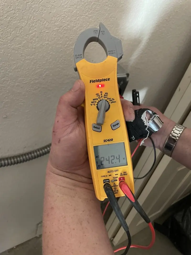 Voltage testing with clamp meter during Circuit Breaker Repair in Four Bridges